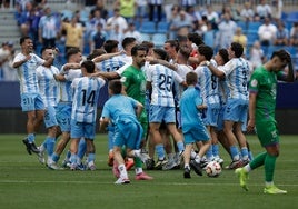 Los jugadores del Atlético Malagueño celebran el ascenso a Segunda RFEF, tras ganar al Mancha Real en La Rosaleda.