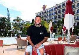 Luis C. Rodríguez posa en Hard Rock Hotel en Marbella.