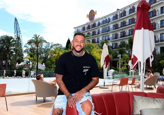 Antonio C. Rodríguez posa en Hard Rock Hotel en Marbella.