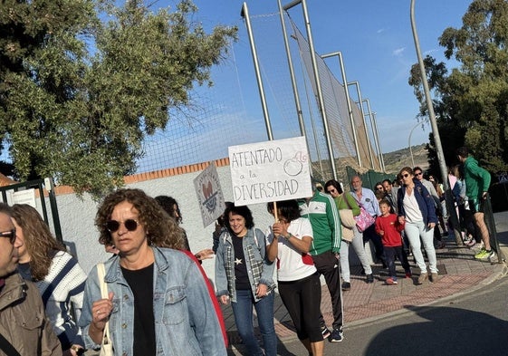 Familias se concentran en las entradas al centro por las mañanas