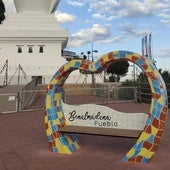 Banco instalado en las inmediaciones de la estupa, en Benalmádena Pueblo.
