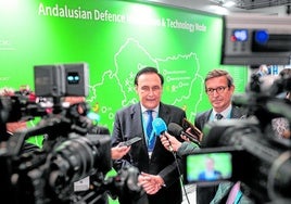 Gómez Villamandos y Jorge Paradela, ayer en la Feria de Defensa.