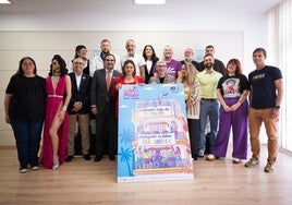 Corporación, asociaciones y presentadores del Pride de Torremolinos 2025 durante la presentación.