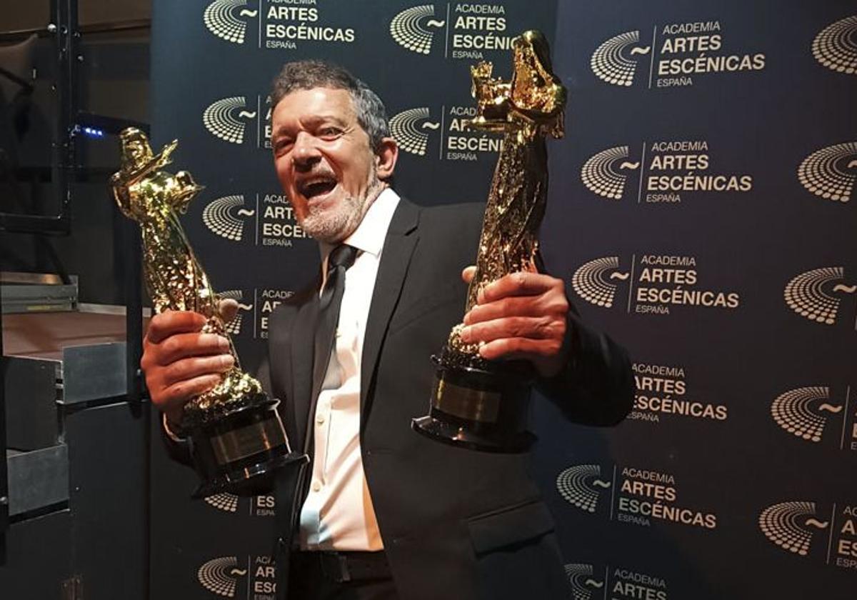El actor y director Antonio Banderas posa con dos de los premios conseguidos con el musical 'Gypsy', durante la gala de los premios Talía celebrada este lunes en Madrid.