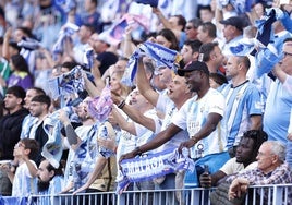 Aficionados malaguistas en el último partido del equipo en casa, con camisetas.