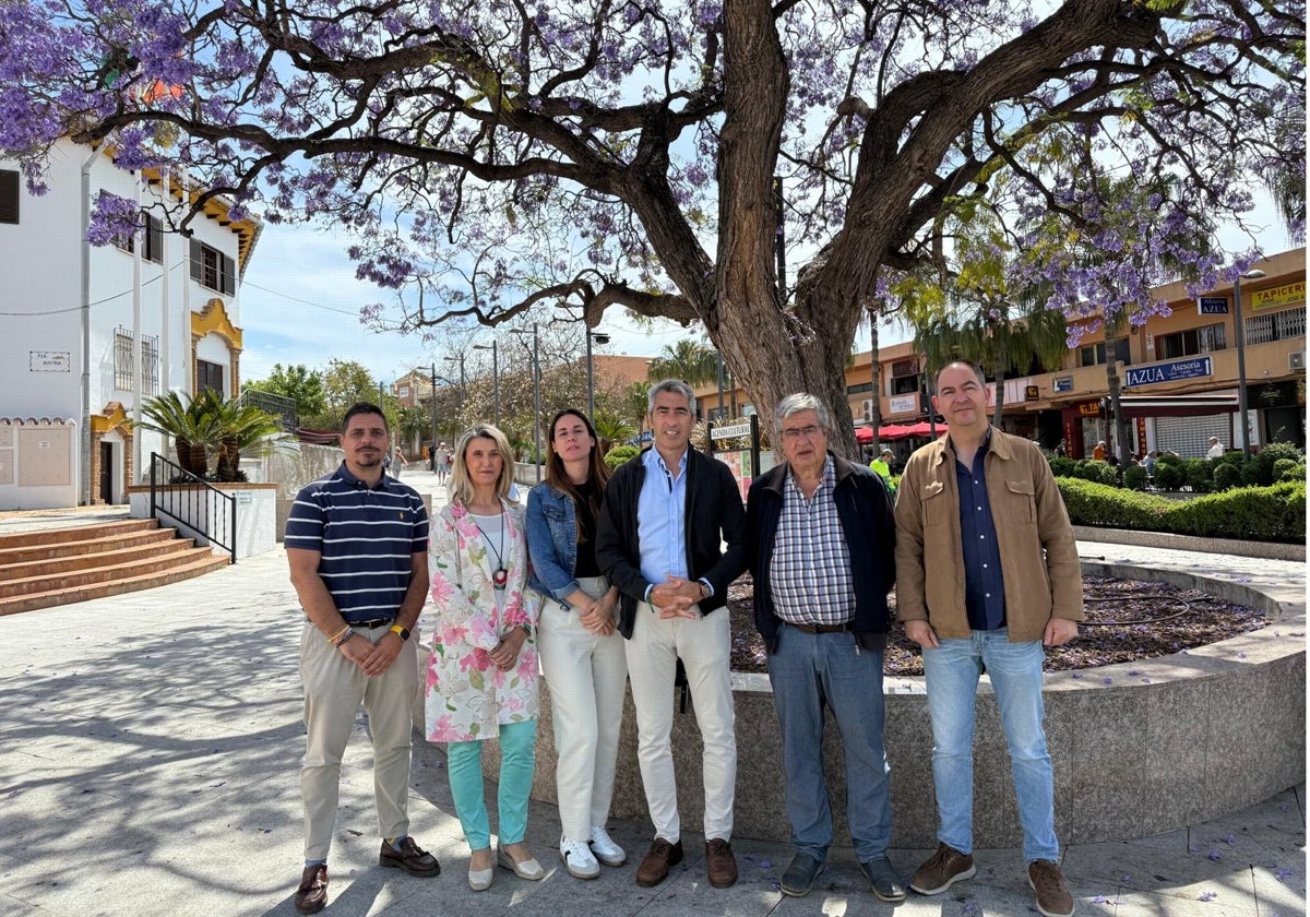 Navas y Ochoa acompañados de otros representantes del PSOE de Benalmádena.