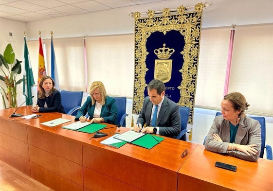 Protocolo firmado el año pasado entre la alcaldesa y el consejero para la nueva sede judicial.