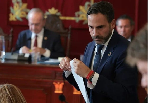 Dani Pérez, en un pleno, con el alcalde Paco de la Torre, en la presidencia.