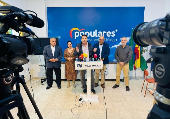 El parlamentario andaluz Fran Oblaré y el alcalde, este martes, con ediles en la sede del PP en Vélez-Málaga.