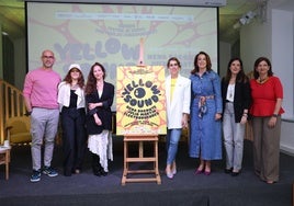 Las artistas Nena Daconte y Julia Martín junto a organizadores y colaboradores.