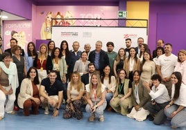 El alcalde, con concejales del equipo de Gobierno, y participantes en la feria.
