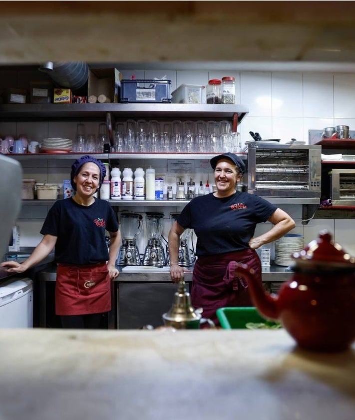 Imagen secundaria 2 - La Tetería se ha convertido en punto de encuentro. En su carta hay tanto tés como crepes, bollería, tartas caseras, batidos y hasta dulces árabes.