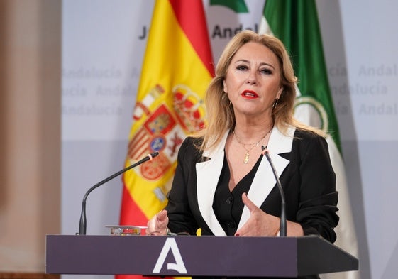 La consejera de Economía, Hacienda y Fondos Europeos y portavoz del Gobierno de Andalucía, Carolina España, interviene durante la rueda de prensa posterior al Consejo de Gobierno de abril.