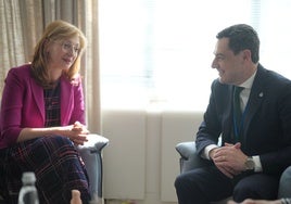 Juanma Moreno, en su encuentro con la comisaria de Innovación, Ekaterina Zaharieva.