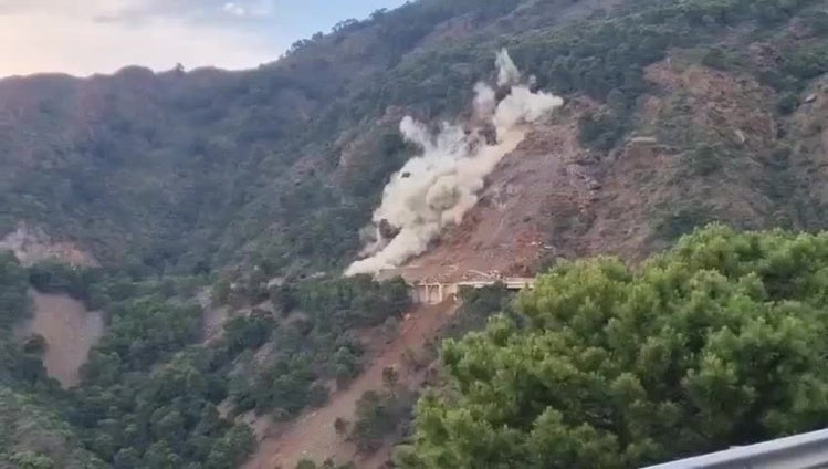 Comienzan las voladuras en la montaña para reponer la carretera Ronda-San Pedro en Málaga