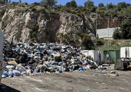 Basura acumulada en la planta durante una avería en la maquinaria.
