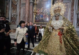 Celáa y Morales, junto a la Virgen de la Esperanza.