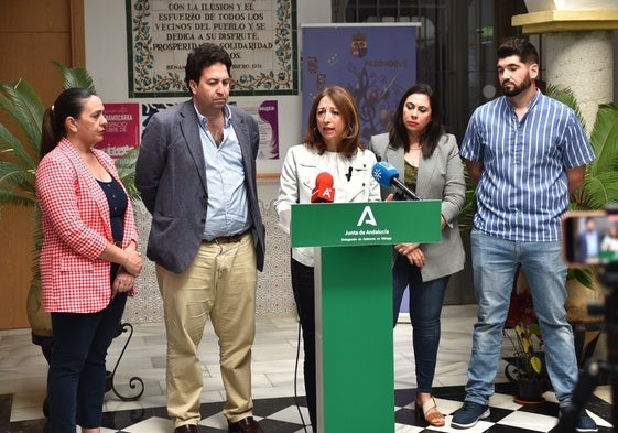 La delegada de la Junta, Patricia Navarro, este miércoles en Benamocarra, con el alcalde, Abdeslam Lucena, y ediles.
