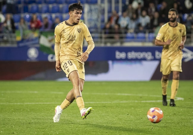 Izan Merino, en el partido del Málaga en Huesca el pasado Lunes Santo.