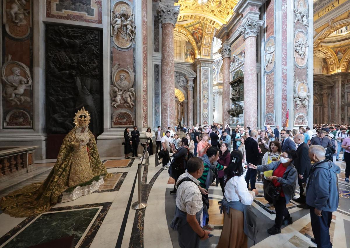 Imagen secundaria 1 - Fieles de todo el mundo rinden culto a la Virgen de la Esperanza en San Pedro del Vaticano