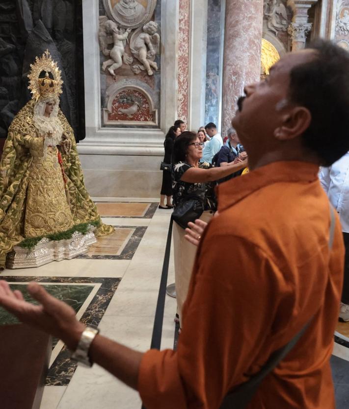 Imagen secundaria 2 - Fieles de todo el mundo rinden culto a la Virgen de la Esperanza en San Pedro del Vaticano