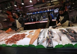 Un puesto de pescado en el mercado de Atarazanas.