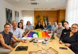 Reunión de la alcaldesa y responsables del Gobierno municipal con la comunidad LGTBIQ+.