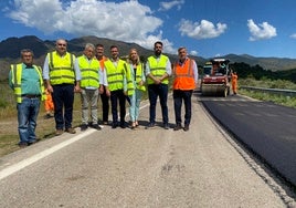 La diputada provincial Nieves Atencia junto a los alcaldes de los municipios afectados por el arreglo del firme de la MA-8301, durante la visita a las obras.