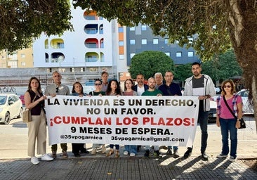 El portavoz socialista, Dani Pérez, y la edil Mari Carmen Martín, con los vecinos afectados por la tardanza en entregarles su vivienda de VPO, en la calle Ingeniero Garnica (las blancas que aparecen en el fondo).