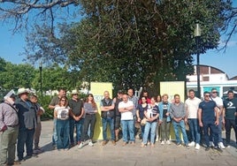 Los agricultores, concentrados este miércoles en el Paseo de Andalucía de Vélez-Málaga.