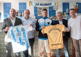 Antonio López, Rafa y Miguel Molina, con representantes de la Peña Malaguista Borriquerón de Casabermeja.
