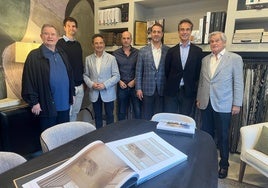 La familia de Ribes y Casals junto al concejal de distrito y al presidente de la asociación de comerciantes del Centro Histórico, en el nuevo espacio expositivo.
