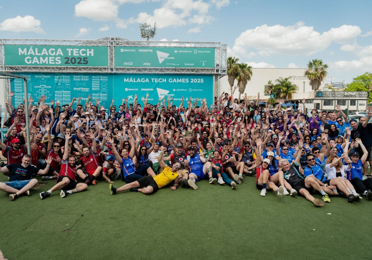 Parte de los participantes posan en una foto de familia.
