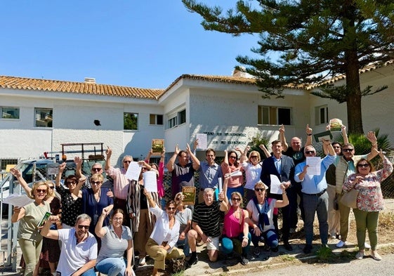 El portavoz de Vox, Antonio Alcázar, con los vecinos de El Olivar y urbanizaciones aledañas, delante del proyecto de CIMI adjudicado por la Junta, del que reniegan.