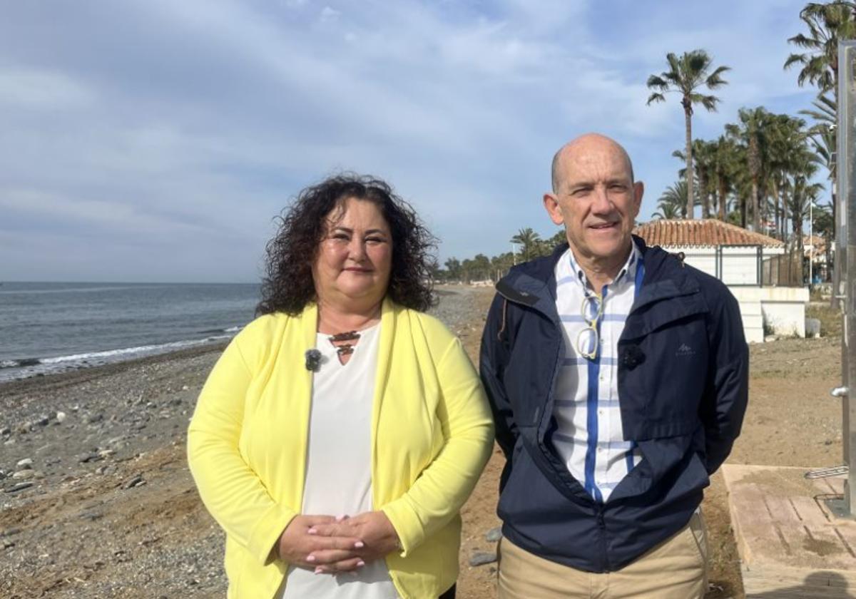 Los concejales de OSP, María Luisa Parra y Manuel Osorio, en las playas de San Pedro.