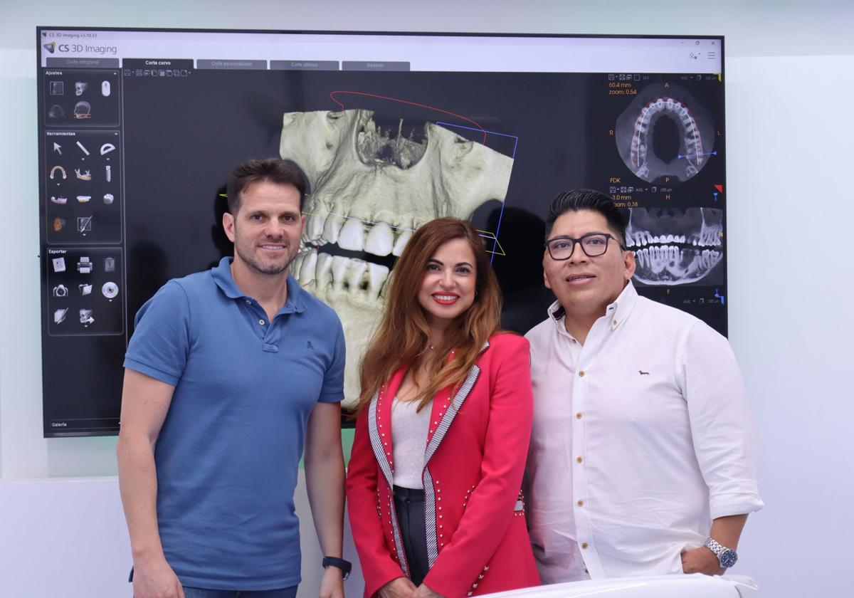 De izquierda a derecha: Iván Fernández, Hanane Maalaoui, y Ariel Bilbao, cofundadores de Grupo Dental Clinics.