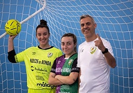 El entrenador, posando para SUR con las jugadoras malagueñas Valeria y Ale.