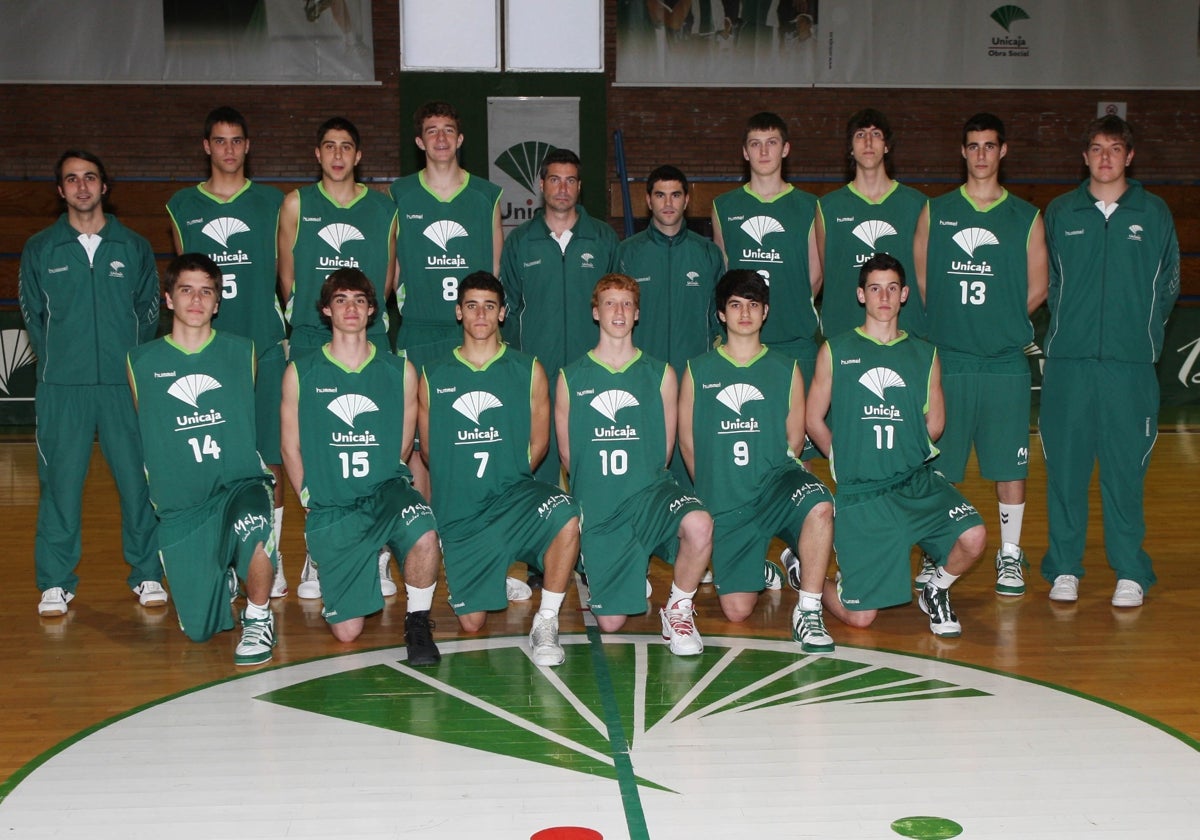 Fancis Tomé (quinto de pie por la izquierda) y Pérez de los Reyes (el dorsal '14'), con el equipo cadete del Unicaja (entre 2008-10), en el que se puede ver también a un joven Alberto Díaz (dorsal '10').