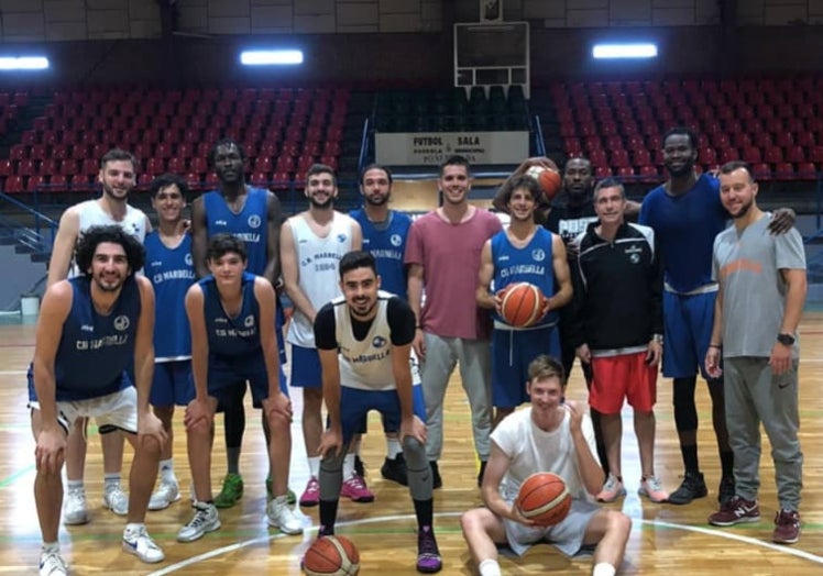 Francis Tomé (con el pantalón rojo) y Javier Pérez de los Reyes (Camiseta roja), con el CB Marbella en la campaña 2018-19,