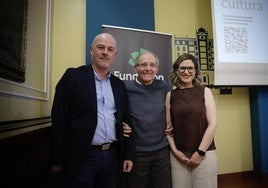 El responsable de Literatura de Fundación Unicaja, Francisco Cañadas; el actor Emilio Gutiérrez Caba y la codirectora del Aula, Regina Sotorrío, este jueves.