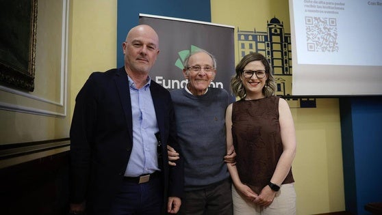 El responsable de Literatura de Fundación Unicaja, Francisco Cañadas; el actor Emilio Gutiérrez Caba y la codirectora del Aula, Regina Sotorrío, este jueves.
