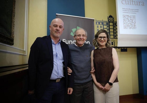 El responsable de Literatura de Fundación Unicaja, Francisco Cañadas; el actor Emilio Gutiérrez Caba y la codirectora del Aula, Regina Sotorrío, este jueves.