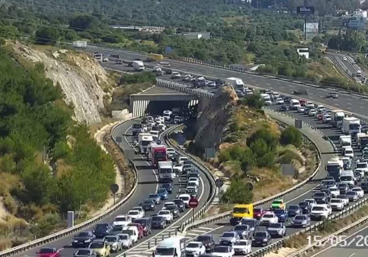 Un accidente entre un camión y un turismo en Torremolinos provoca varios kilómetros de atascos en la autovía