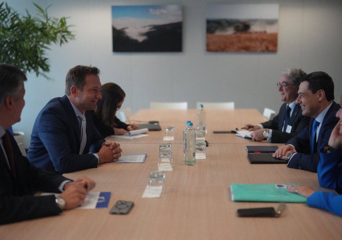 Un momento de la reunión de Moreno con el comisario de Agricultura, Christophe Hansen.