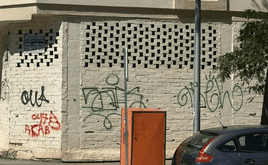 Pintadas en las fachadas del barrio.