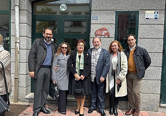 Evaristo Guerra, con su mujer, María Adela Pareja, y dos de sus hijos, Antonio y Lola, en el pequeño pueblo abulense.