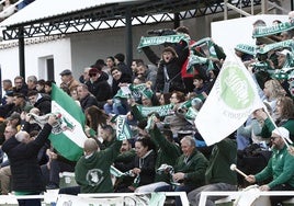 Aficionados del Antequera en El Maulí.