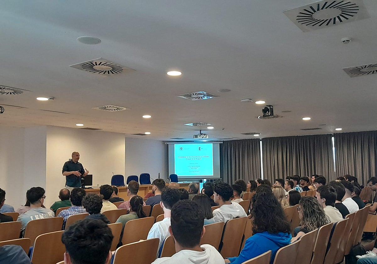 Sebastián Martín Rivas, durante la charla en la Escuela de Ingenierías Industriales.