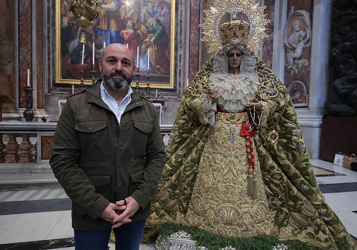 Juan Francisco Leiva, junto a la Virgen de la Esperanza, en la basílica de San Pedro.