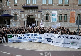 Imagen de la manifestación contra los recortes económicos en la UMA, frente al Rectorado.